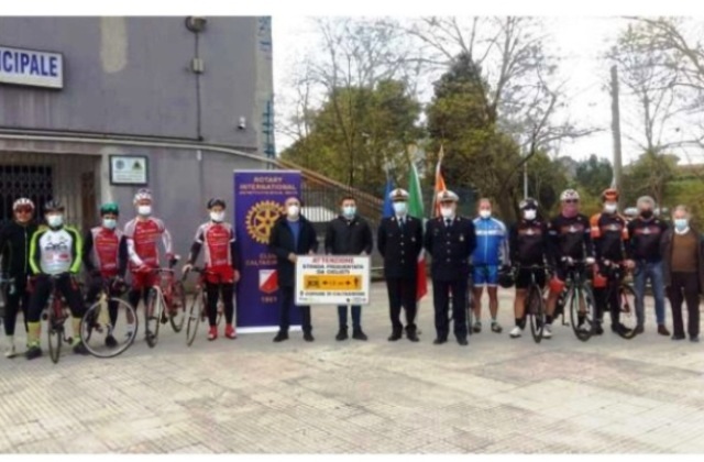 Rotary dona 10 pannelli "Salva ciclisti” per segnalare la loro presenza sulla strada 